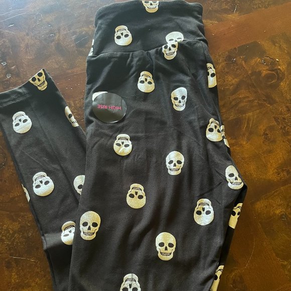 Black with skulls Halloween leggings NWT - Picture 1 of 4